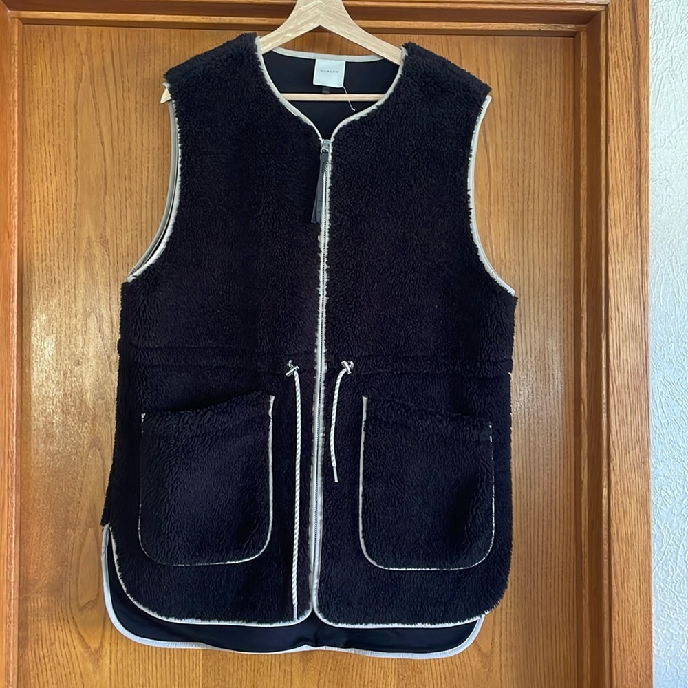 Varley soft collarless Sherpa vest black Medium woman cinch waist